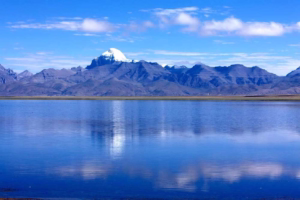 Kailash-mountain-with-mansarovar-lake